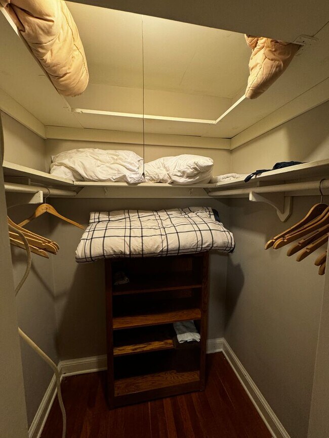 Building Photo - Spacious Furnished 4BR Home with Prime Location Near Marymount and Metro