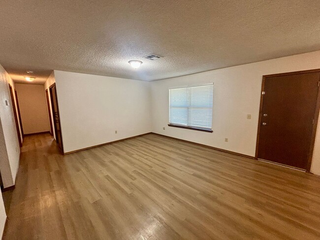 Building Photo - Charming 3 Bedroom 1.5 Bath in Midwest City