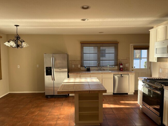 Building Photo - 3 Bedroom Home