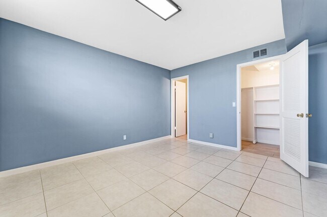 Building Photo - 9949 Sandalfoot Blvd