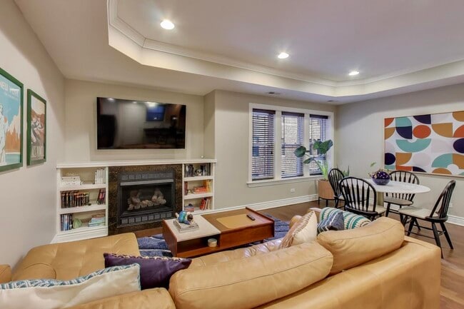 Building Photo - 528 W Cornelia Ave