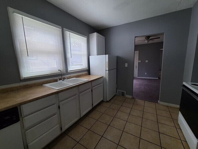 Building Photo - 3-bedroom, 2-bathroom home located in the heart of Kansas City, MO