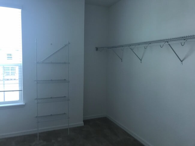Building Photo - 6 bedroom with office downstairs 3 car gar...