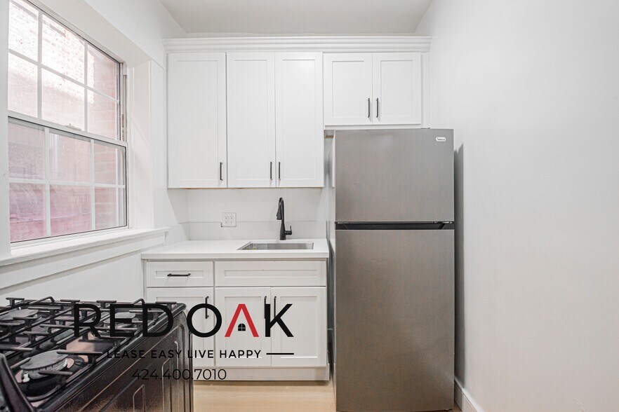 Building Photo - 1110 S Lake St