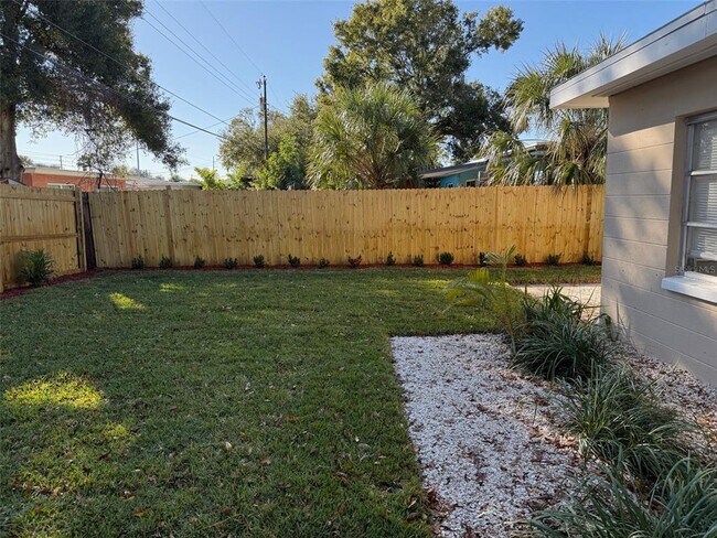 Building Photo - 2075 Plateau Rd