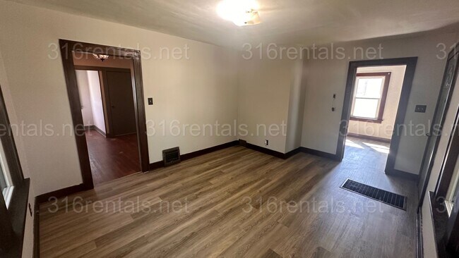 Building Photo - $799- 2 bed 1 bath - Single Family Home