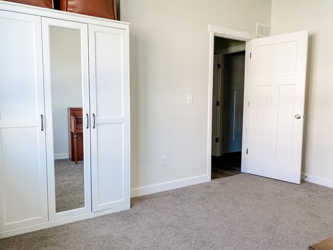 Building Photo - 1046 360 S