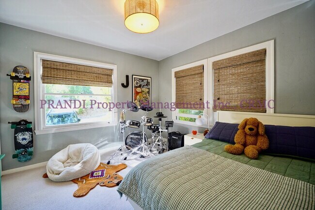 Building Photo - 3-Bedroom, 3-Bath Home with Expansive View...