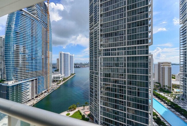Building Photo - 485 Brickell Ave