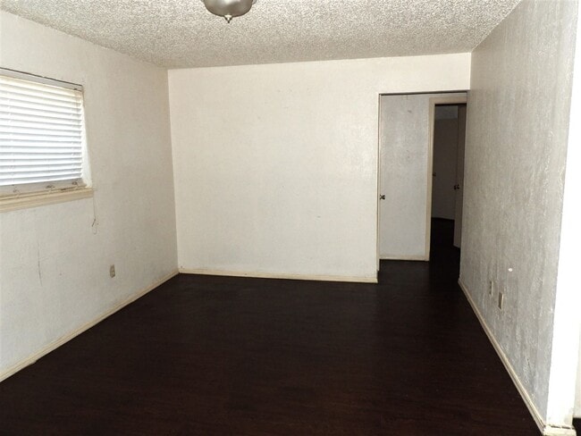 Building Photo - 6405 NW Oak Ave