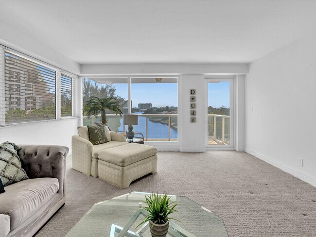 Building Photo - 3000 Holiday Dr