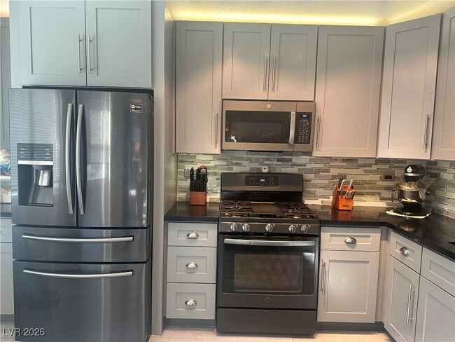 Building Photo - 820 Bergamont Dr