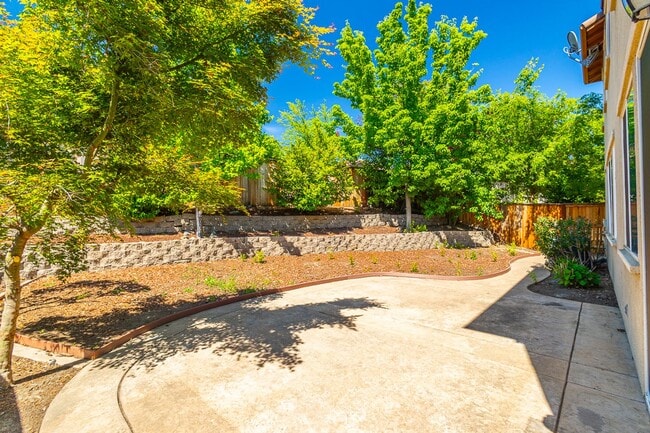Building Photo - Spacious Folsom Parkway Home Near The Back...
