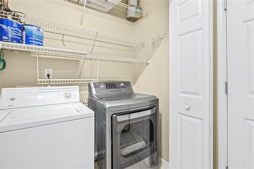 Building Photo - 955 Juniper St NE