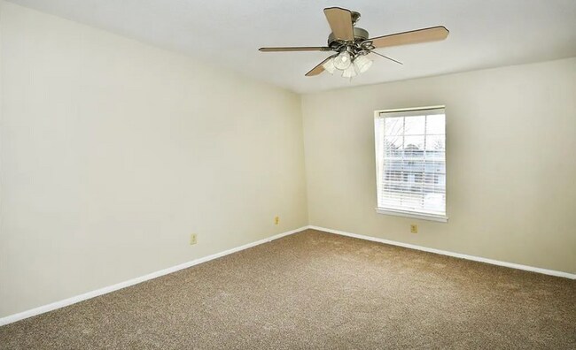 Building Photo - Well-maintained 2-bedroom, 1-bath upper level condo in Winston-Salem,