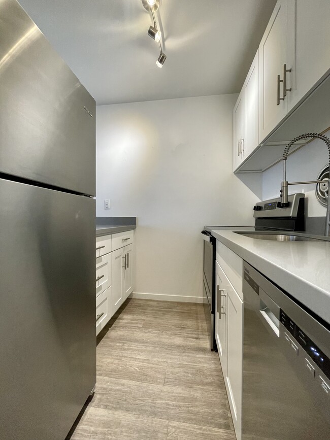 Building Photo - Bellevue Manor Apartments