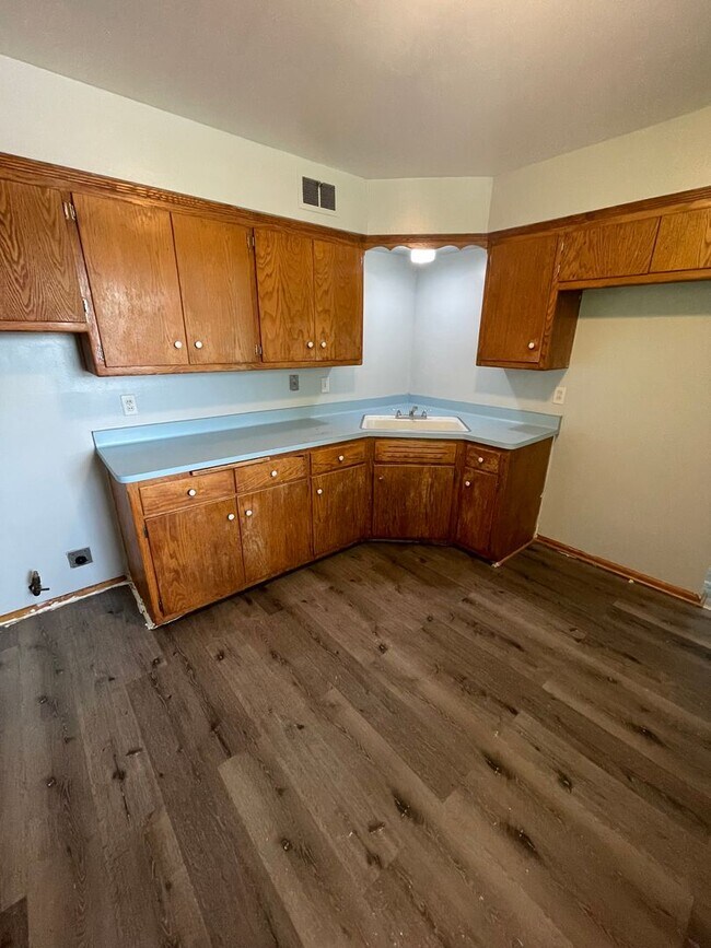 Building Photo - Large 3bed/1.5 bath unit!