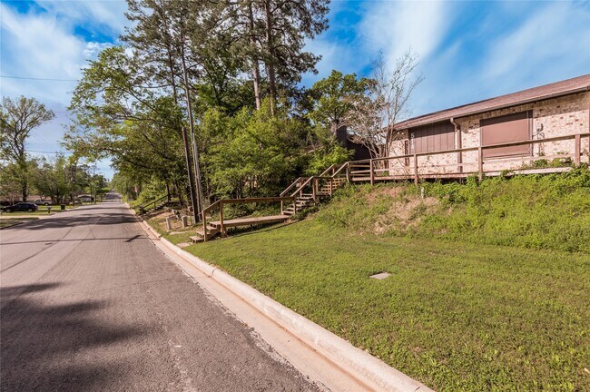 Building Photo - 514 Hickory Dr