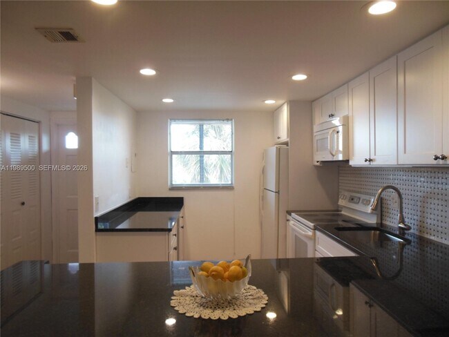 Building Photo - 10110 Boca Entrada Blvd