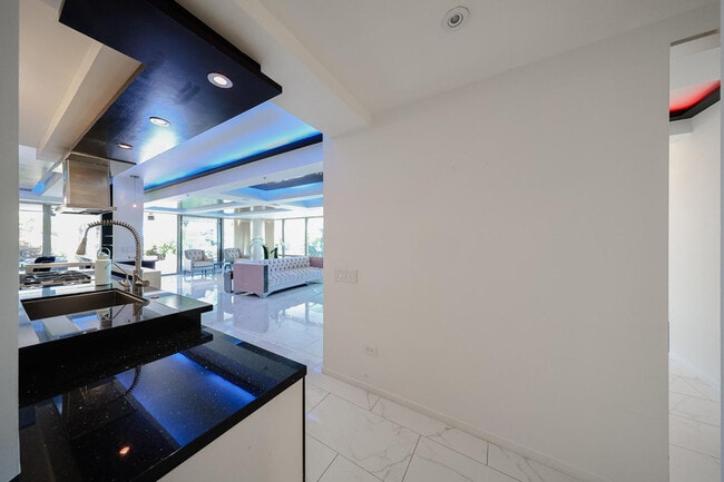 Building Photo - 7157 E Rancho Vista Dr