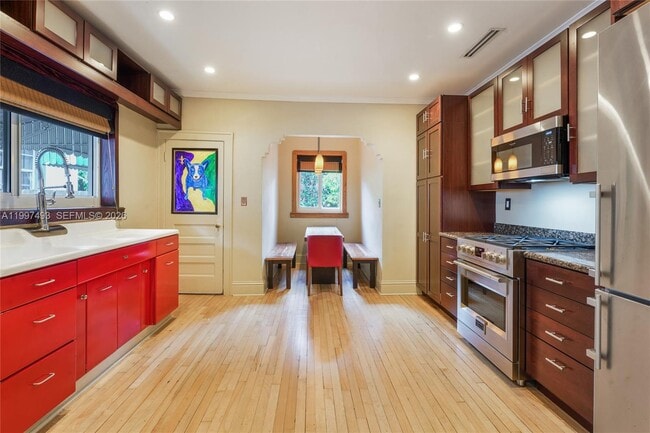 Building Photo - 521 NE 74th St