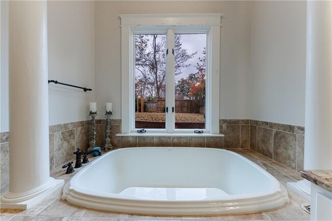 Building Photo - 654 Cresthill Ave NE