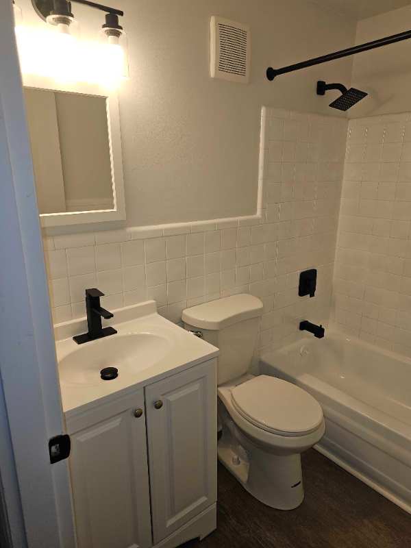 Building Photo - 5856 Highview Dr