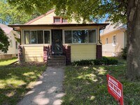 Building Photo - Spacious 2-Bedroom with 2 Car Garage in Rock Island!