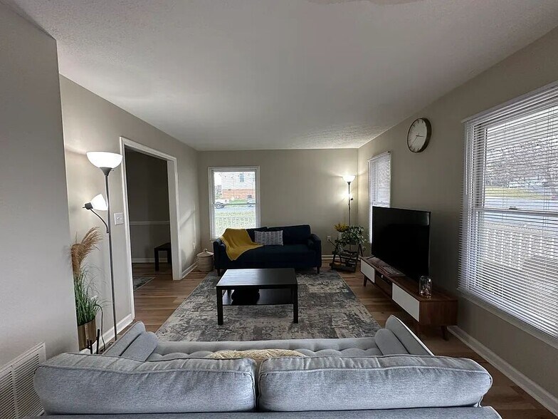 Building Photo - 2013 Mosley St