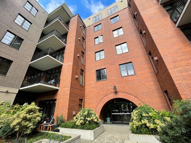 Building Photo - Gorgeous Furnished Pearl District Condo - ...