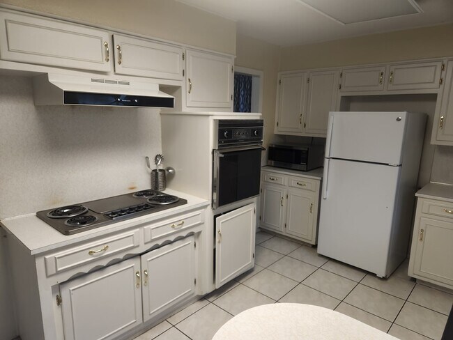 Building Photo - 3821 E Everglade Ave
