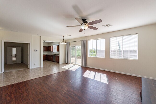 Building Photo - Spacious 4 Bed 2.5 Ba in Gated Community
