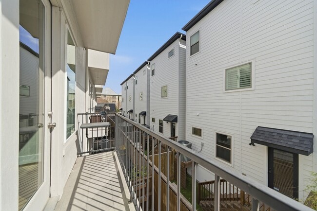 Building Photo - 1307 W 24th St