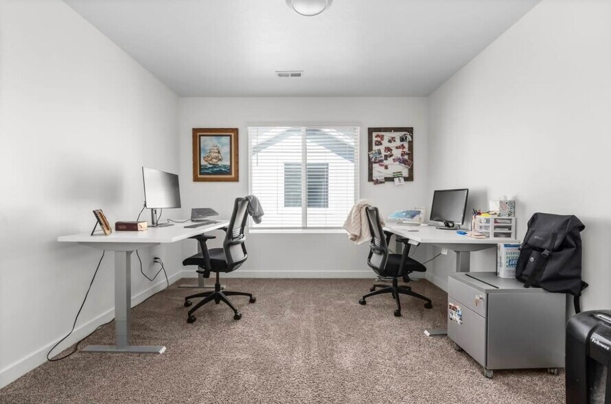 Building Photo - 1116 E Waterway Ln