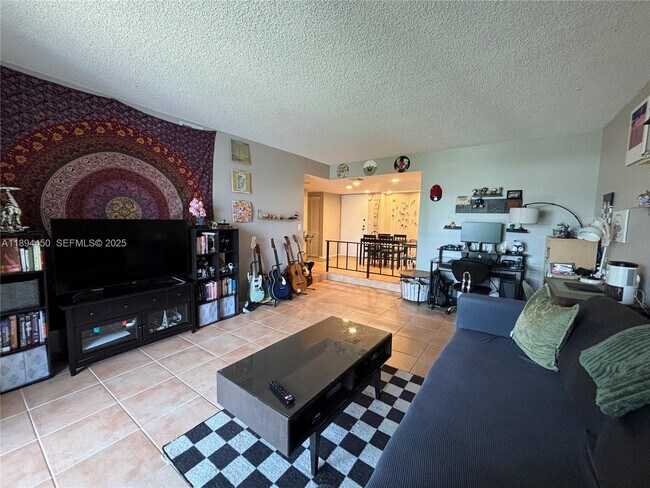 Building Photo - 3650 Inverrary Dr