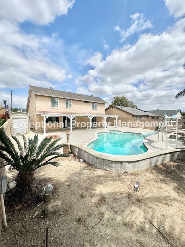 Building Photo - Ready to move in 4 bed 2 bath pool home!