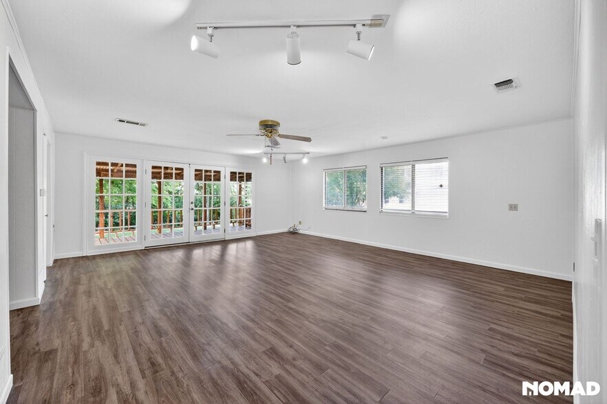 Building Photo - 2505 Briarwood Dr