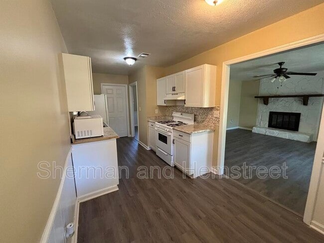 Building Photo - 2714 Cranbrook Dr