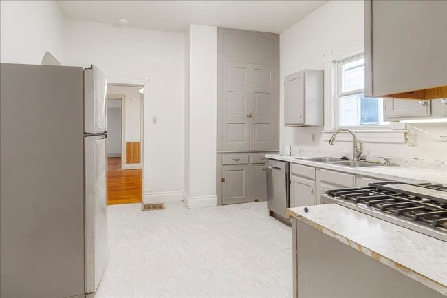 Building Photo - Spacious Updated Cottage