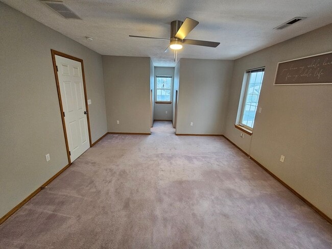 Building Photo - Beautiful Home in the Valley