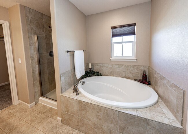 Building Photo - Westside home in Desirable Gold Hill Mesa ...