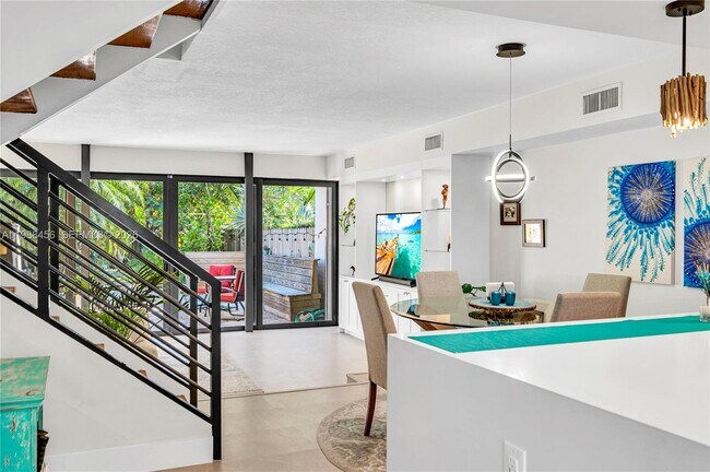 Building Photo - 7018 SW 53rd Ln