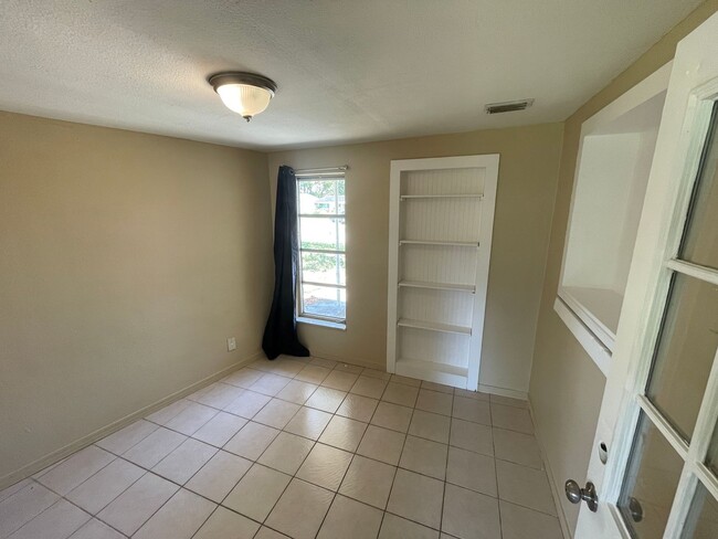 Building Photo - Cozy 3-Bedroom Home on a Corner Lot in Hol...