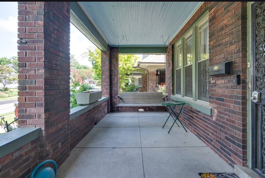Front Porch - 290 N McNeil St