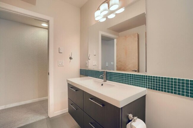 Building Photo - 2421 Rose Ct