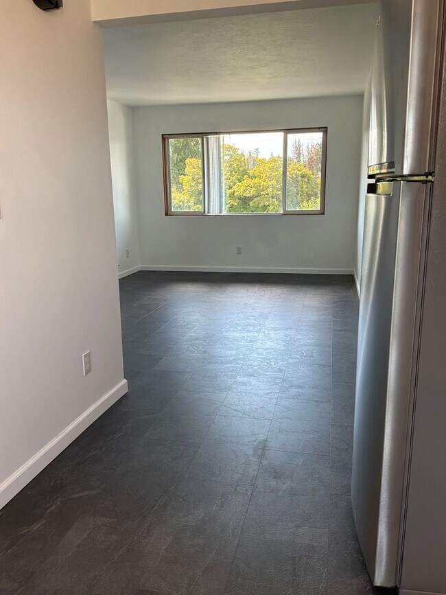 Building Photo - 236 E Lauridsen Blvd