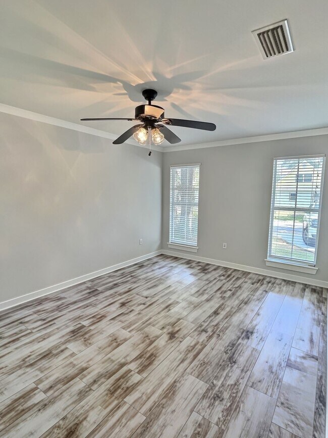 Building Photo - 3/2 Coastal Cottage in Golf Cart District | Ocean Springs School District