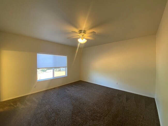 Building Photo - Single Level Charmer, SE Bend Established ...