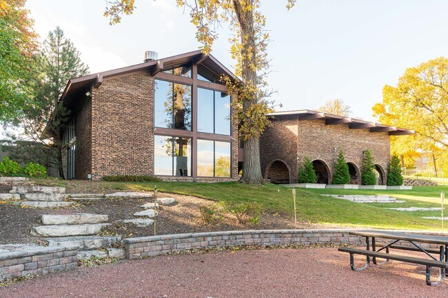 Building Photo - 125 Lakeview Dr