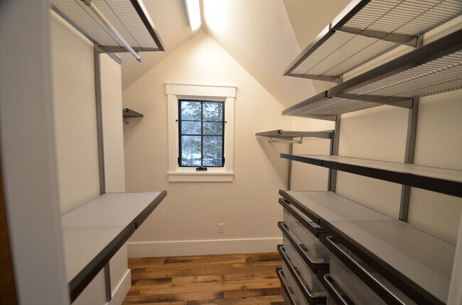 Building Photo - 300 Washington Rd